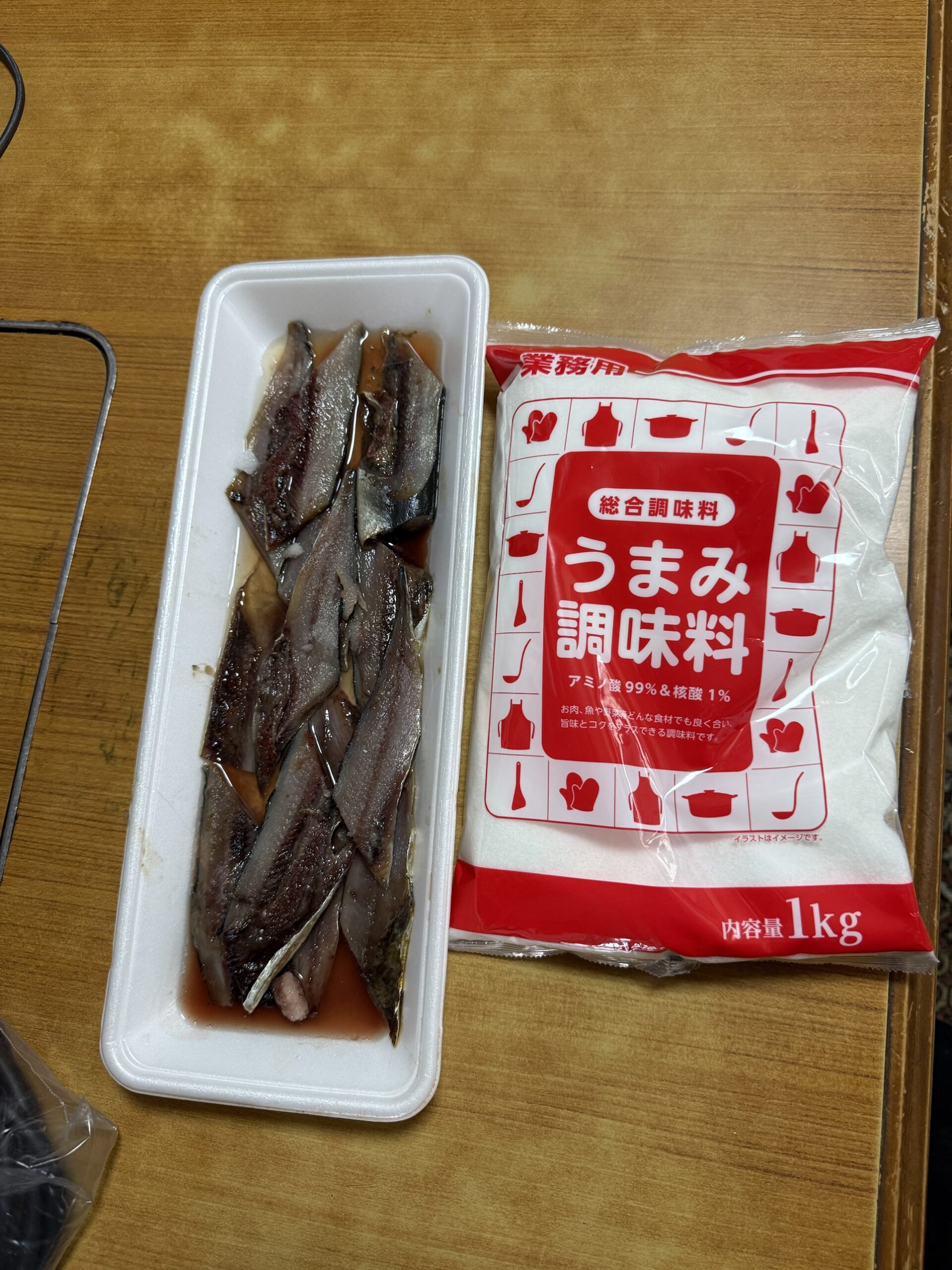 塩締めしたサンマの切り身と業務用のうまみ調味料