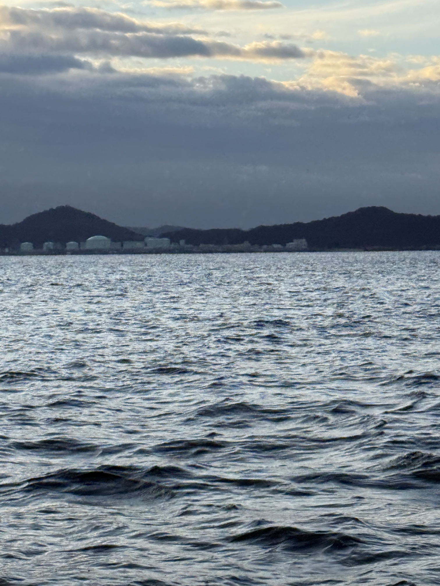 釣行当日の海面と対岸の景色